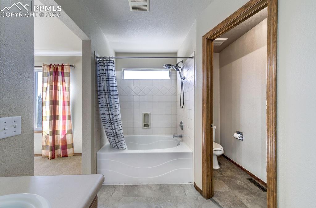 Image 29 of 45: Bathroom