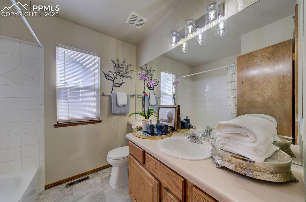 Image 38 of 45: Bathroom