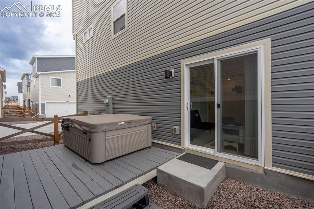 Image 5 of 31: Deck