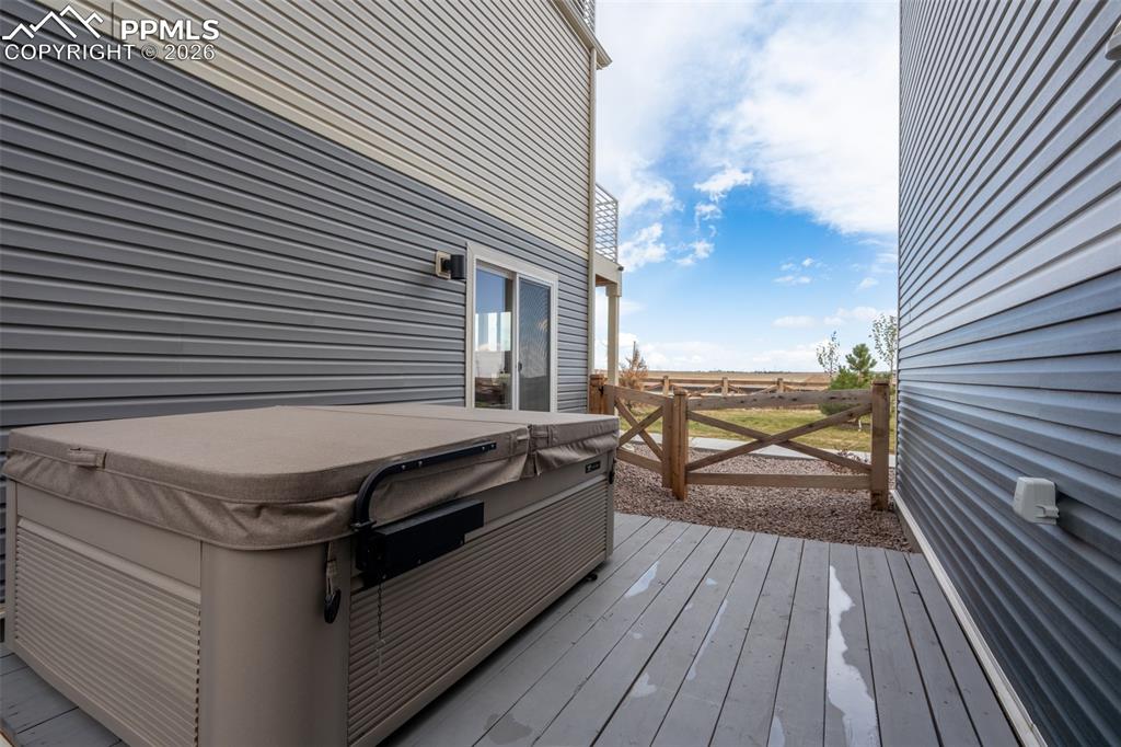 Image 6 of 31: Deck