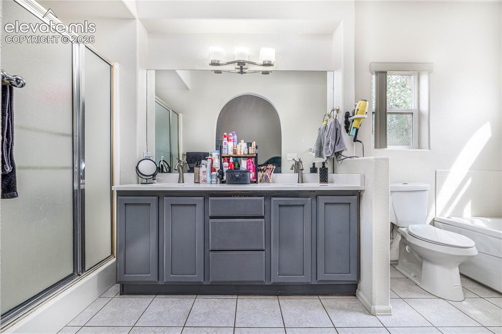 Image 18 of 36: Bathroom