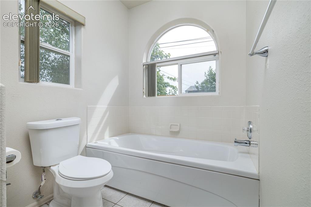 Image 19 of 36: Bathroom