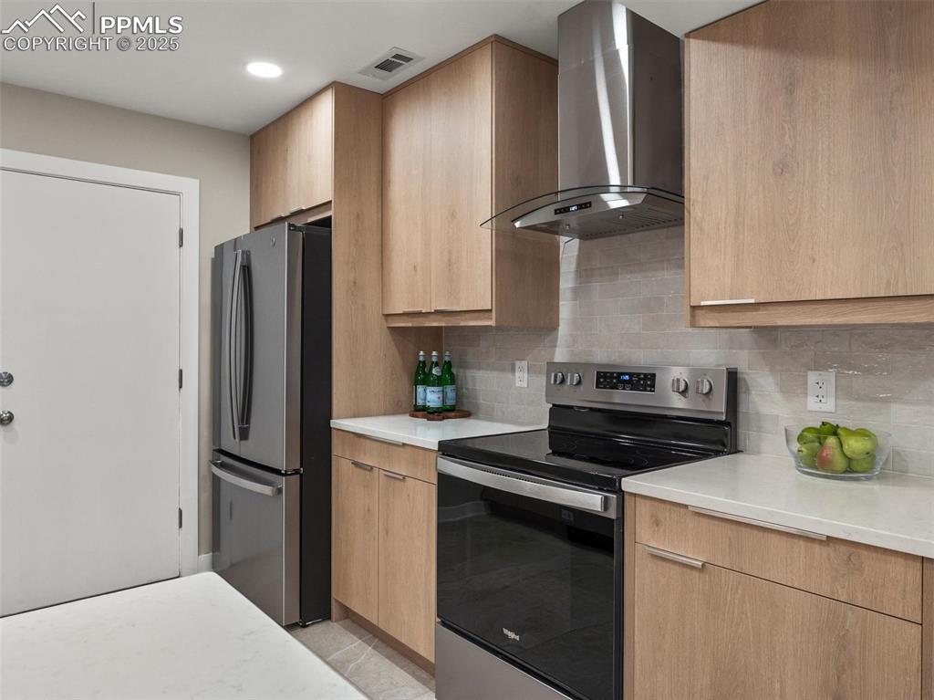 Image 10 of 36: Modern cabinets