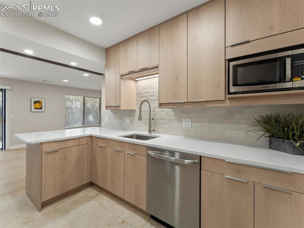 Image 12 of 36: Quartz countertop