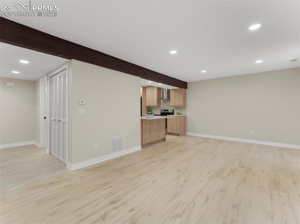 Image 6 of 36: Beam ceiling