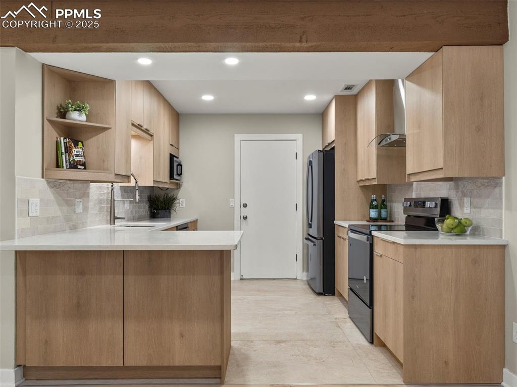 Image 9 of 36: Tile backsplash