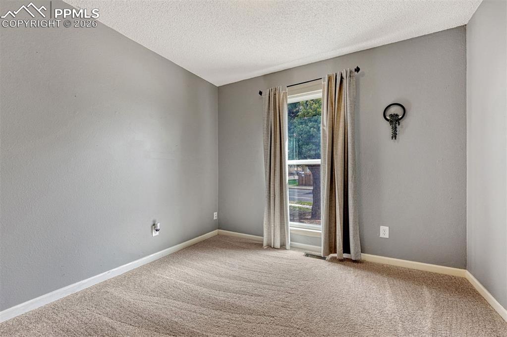Image 18 of 42: Neutral gray wall color complemented by light beige carpeting