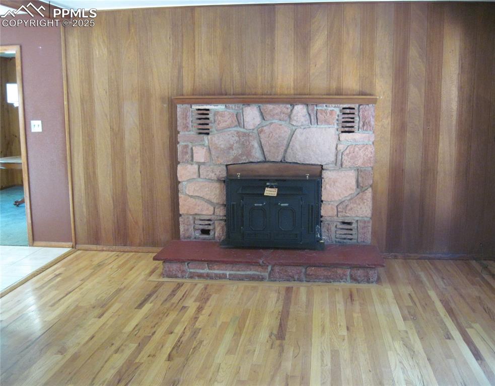 Image 13 of 36: Living Room