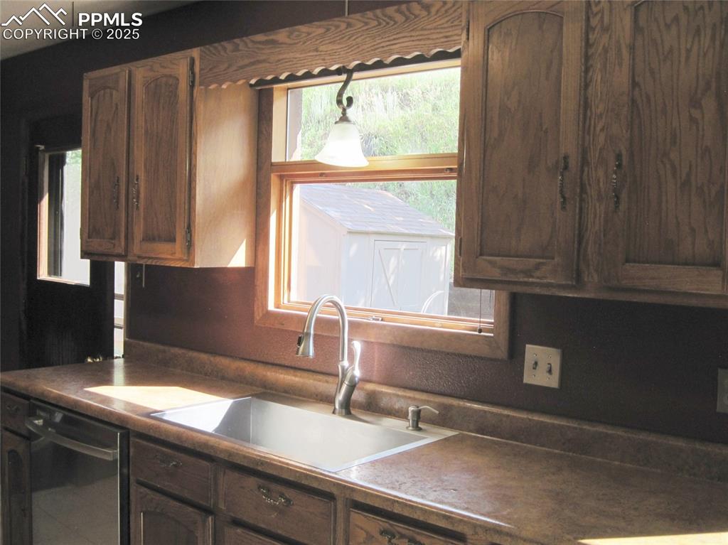 Image 15 of 36: Kitchen