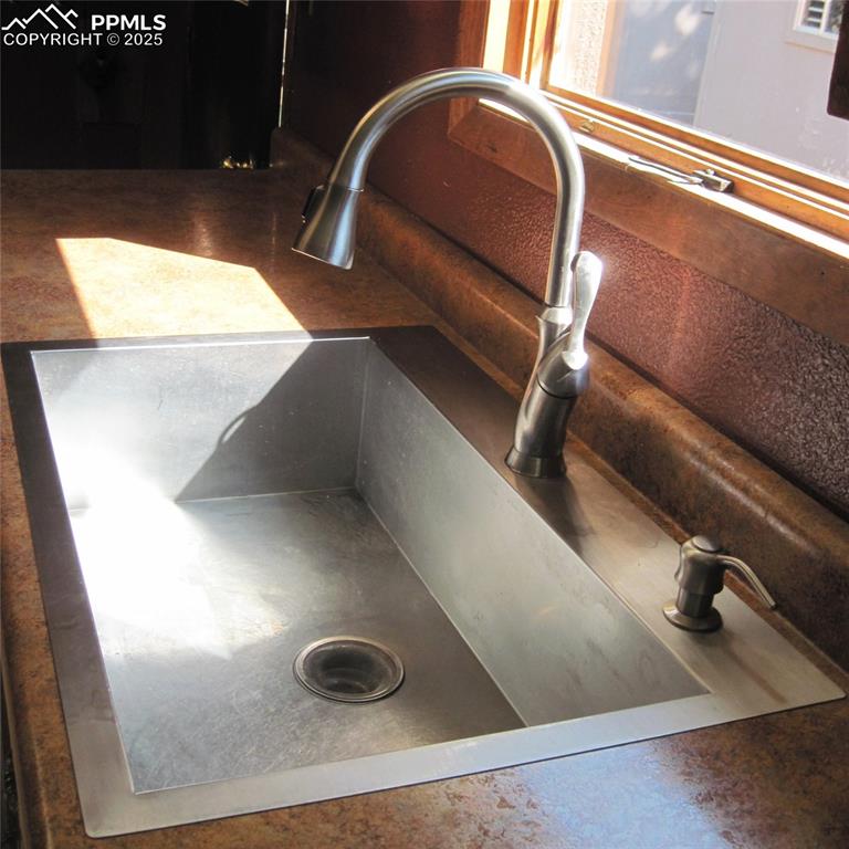 Image 16 of 36: Kitchen