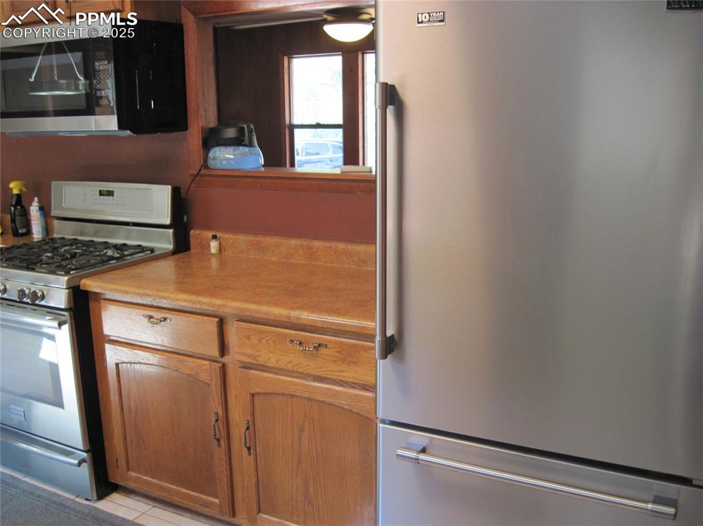 Image 17 of 36: Kitchen