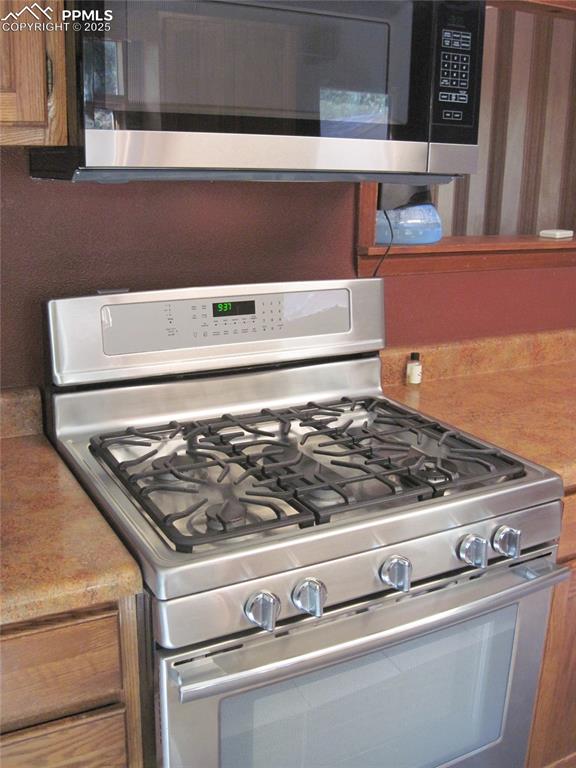 Image 18 of 36: Kitchen