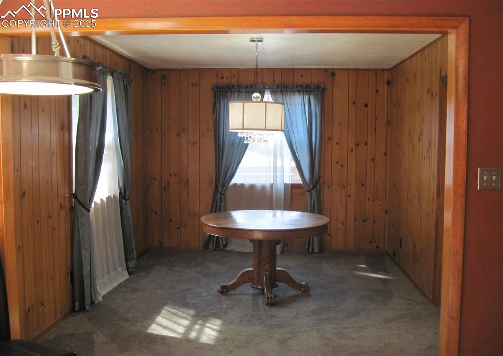 Image 19 of 36: Dining Area