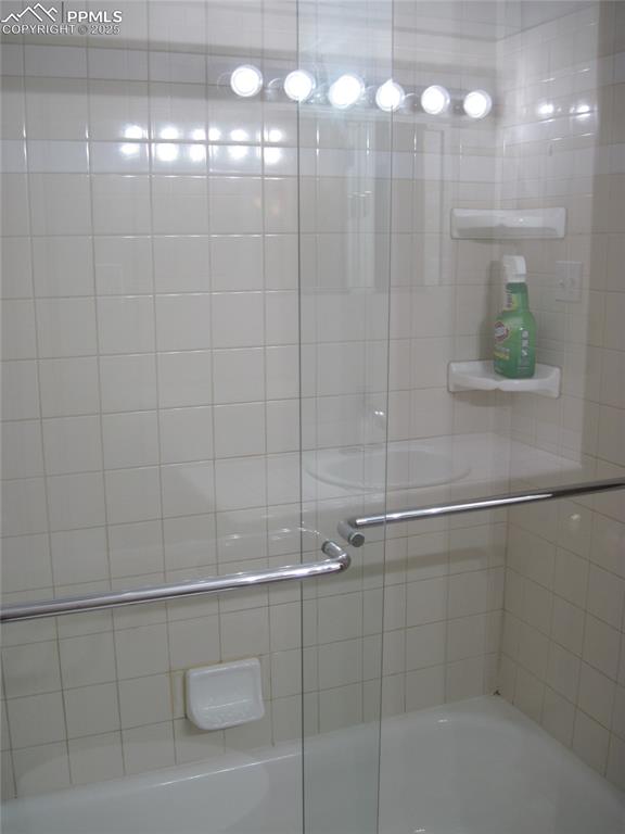 Image 23 of 36: Bathroom