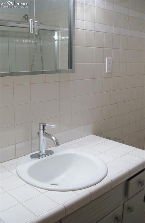 Image 25 of 36: Bathroom