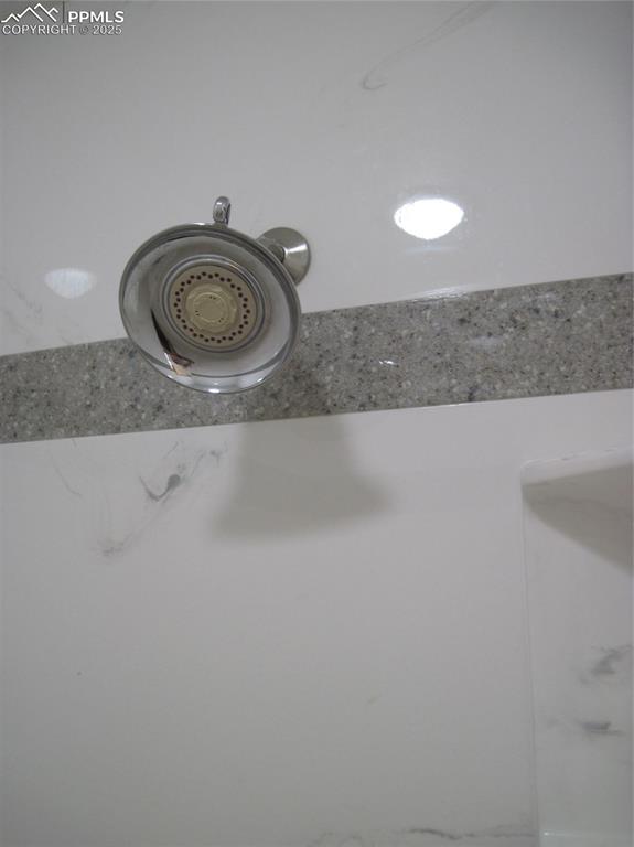 Image 33 of 36: Bathroom