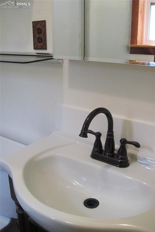 Image 34 of 36: Bathroom