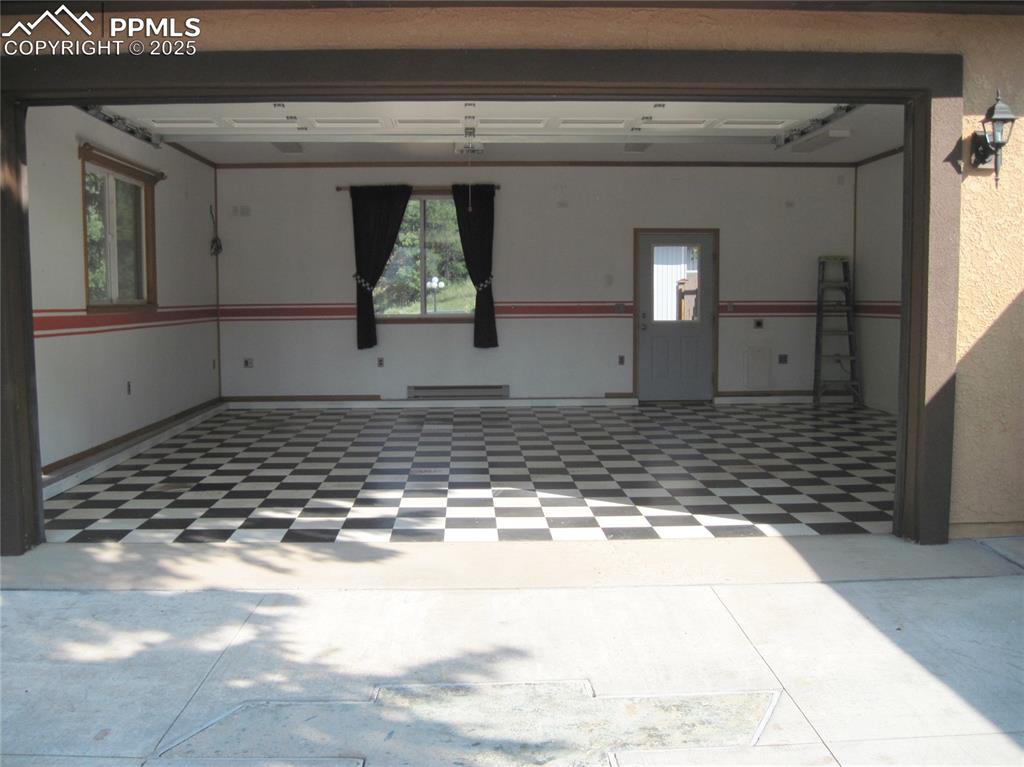 Image 4 of 36: Garage