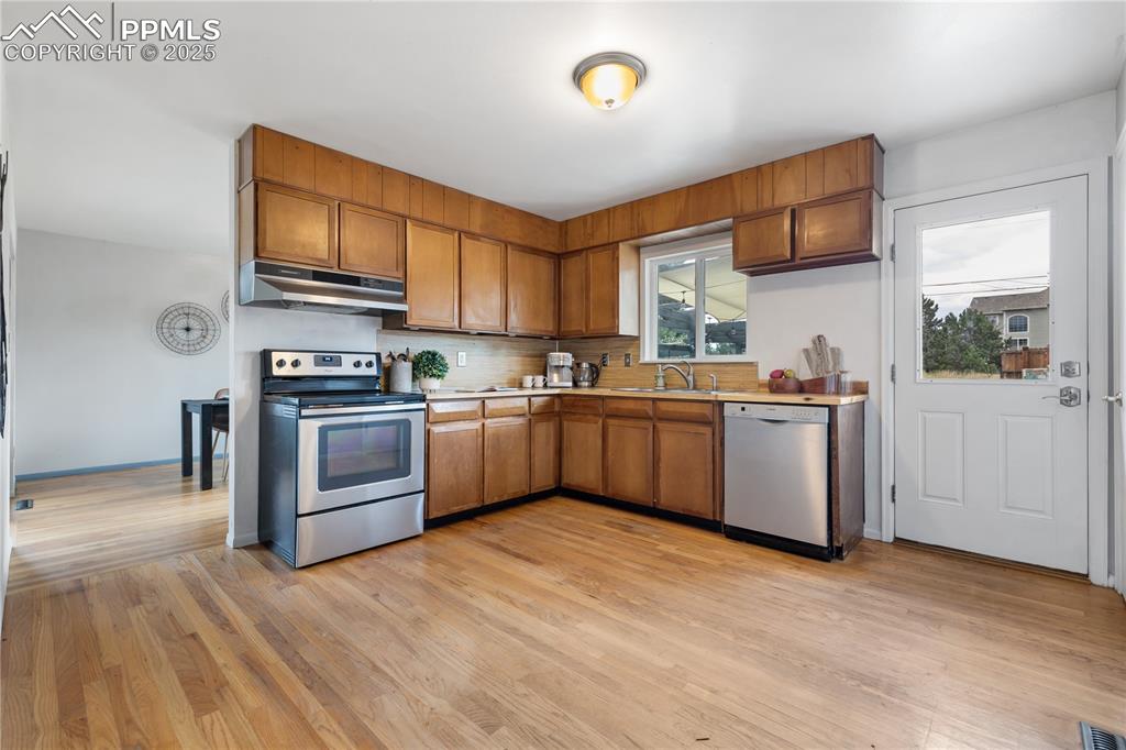 Image 10 of 35: Functional kitchen with stainless appliances