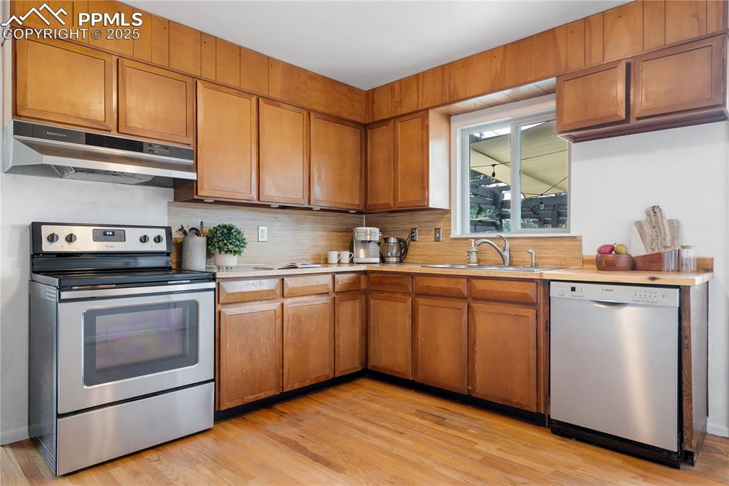 Image 11 of 35: Spacious kitchen with ample cabinets