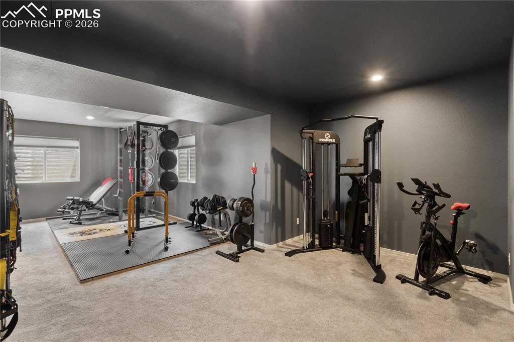 Image 42 of 50: Exercise area with recessed lighting