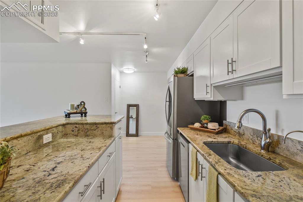 Image 10 of 30: Kitchen