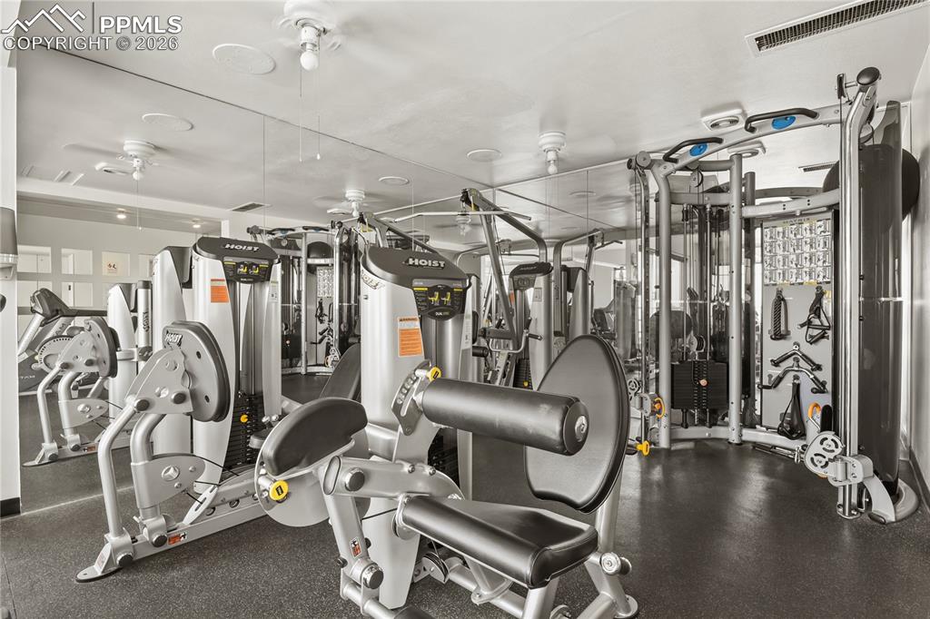 Image 26 of 30: Very complete fitness center for you to use