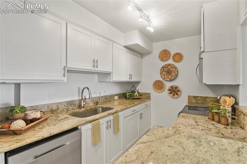 Image 7 of 30: Look at these great cabinets