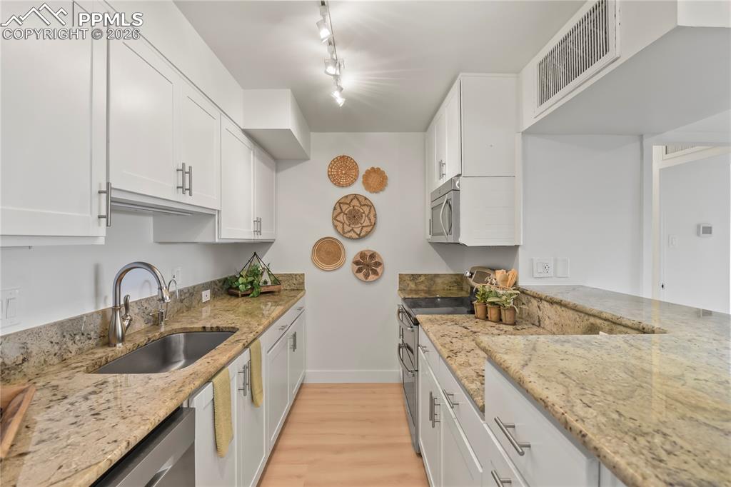 Image 8 of 30: Ample countertops for all your needs