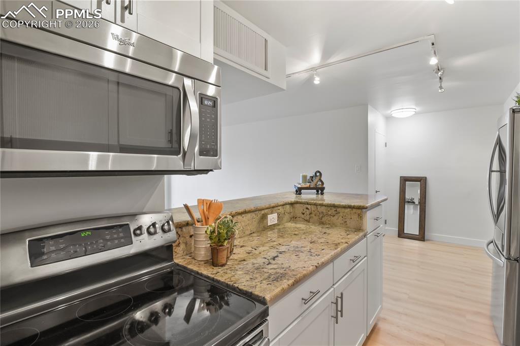 Image 9 of 30: Kitchen