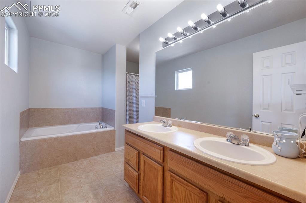Image 15 of 26: Bathroom