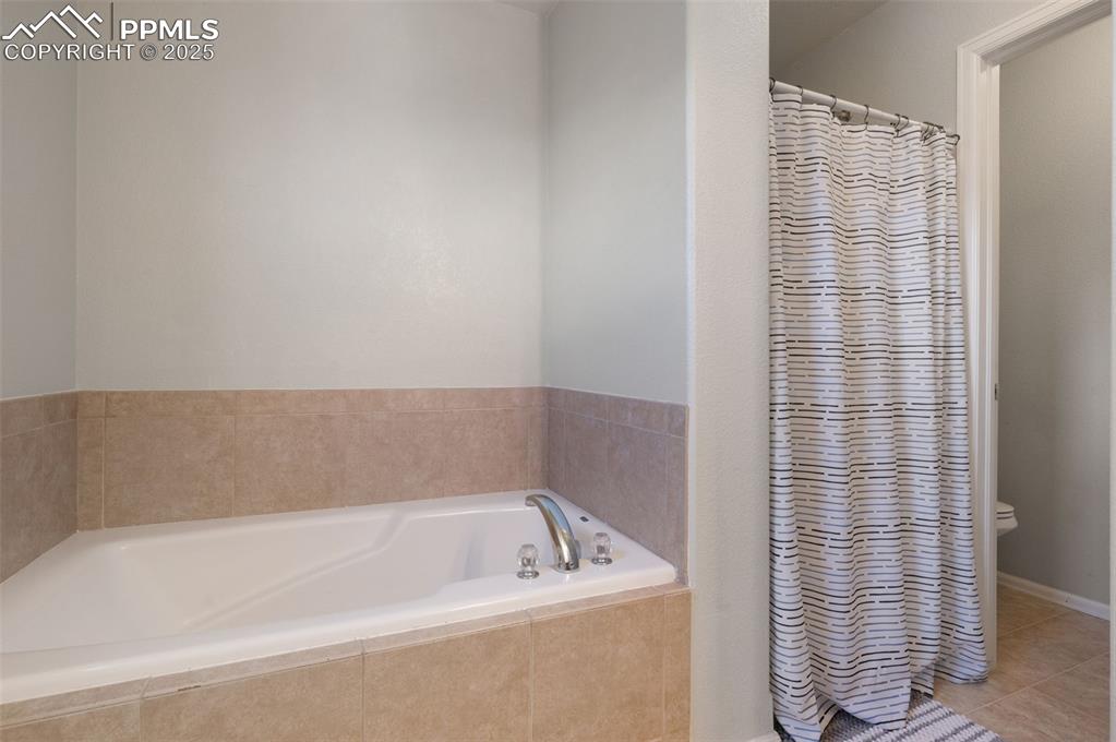 Image 16 of 26: Bathroom