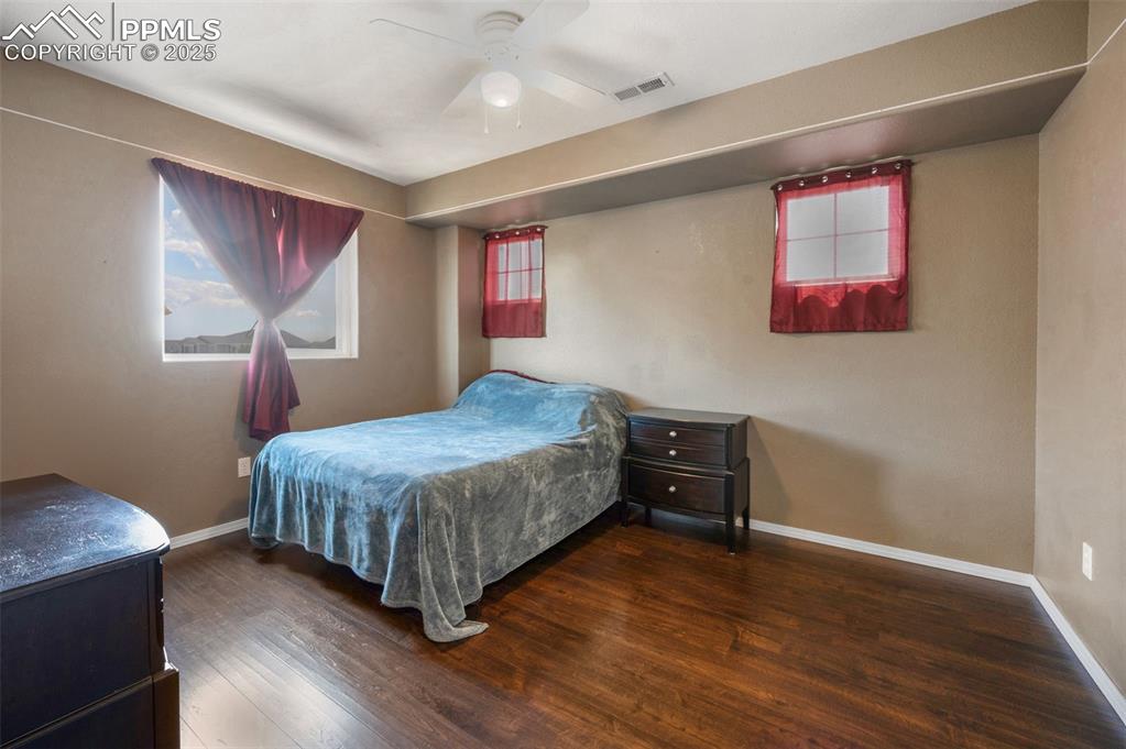 Image 18 of 26: Bedroom