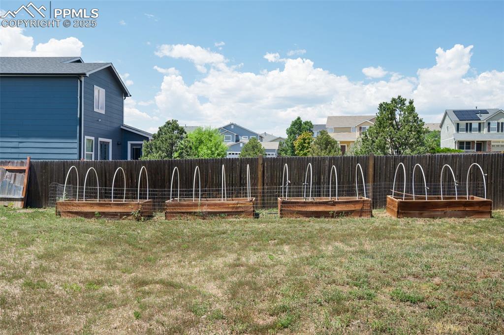 Image 21 of 26: Yard