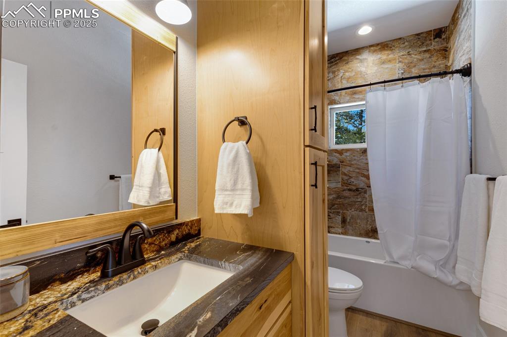 Image 21 of 47: Bathroom