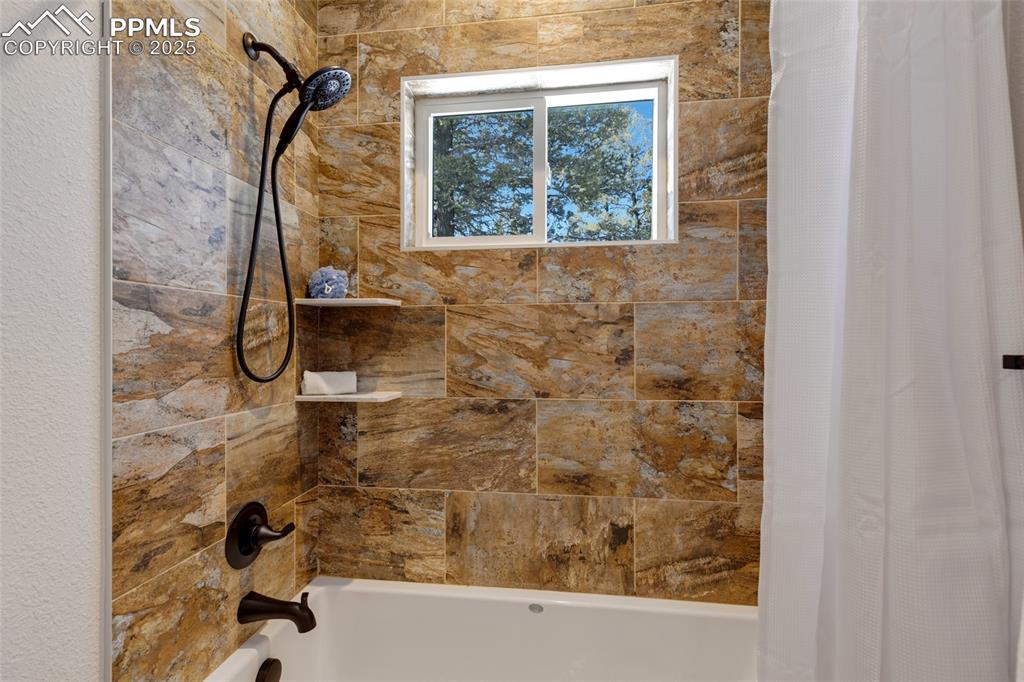 Image 22 of 47: Bathroom