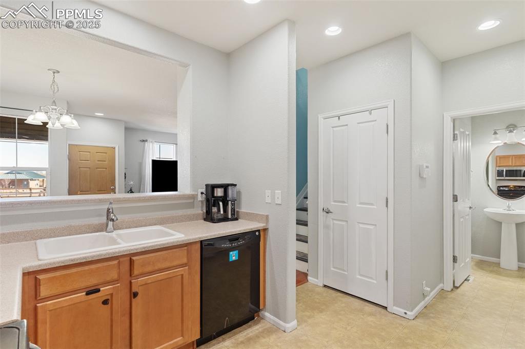 Image 11 of 27: Kitchen