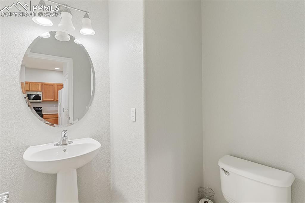 Image 14 of 27: Bathroom