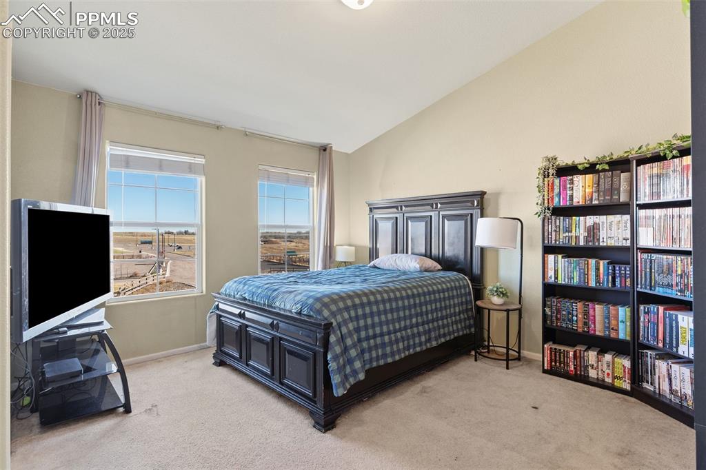 Image 17 of 27: Bedroom