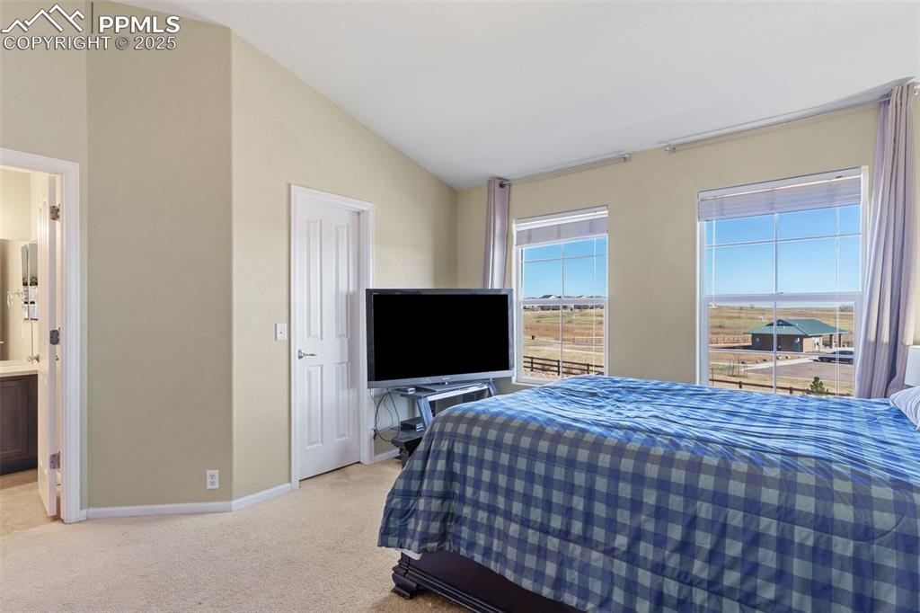 Image 18 of 27: Bedroom