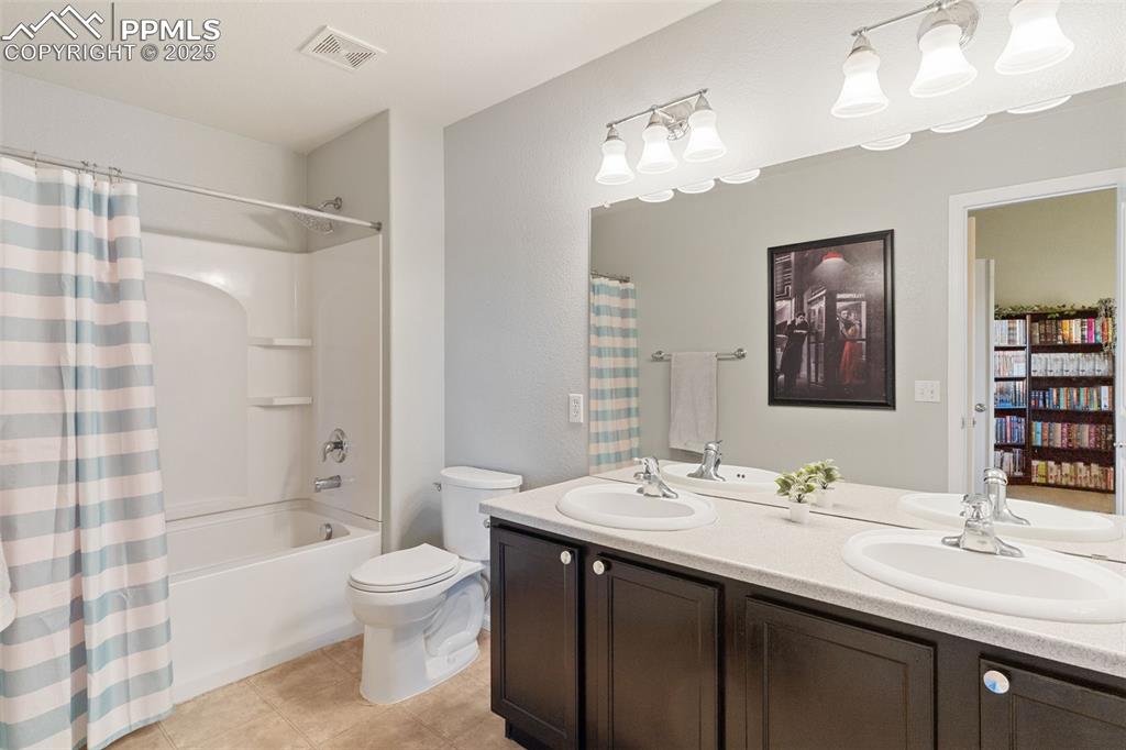 Image 20 of 27: Bathroom