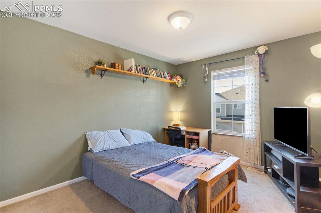 Image 21 of 27: Bedroom