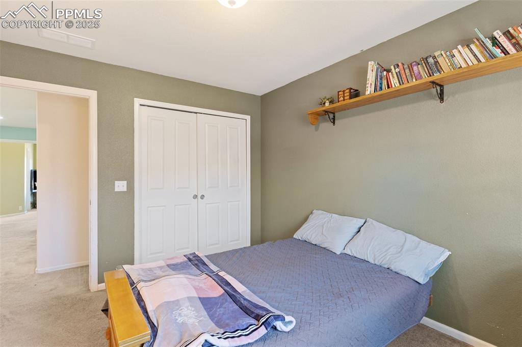 Image 22 of 27: Bedroom