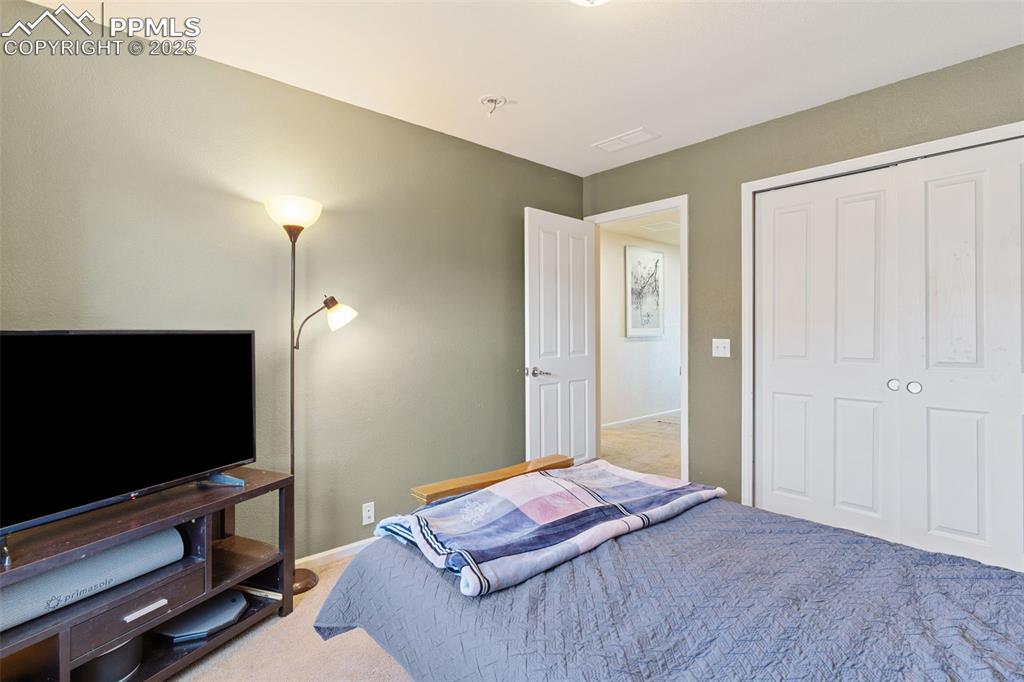 Image 23 of 27: Bedroom