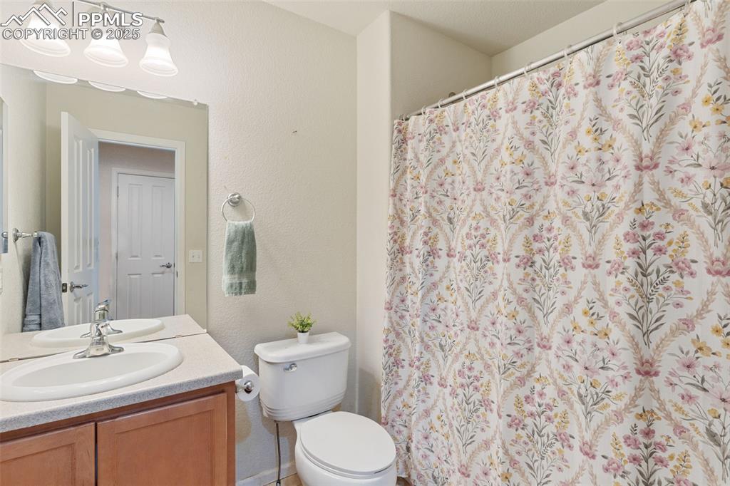 Image 24 of 27: Bathroom