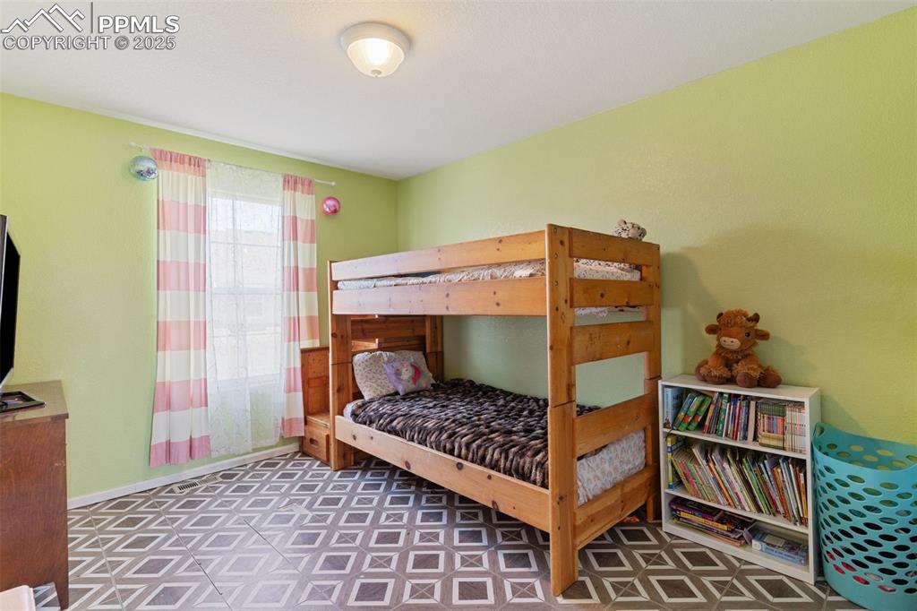 Image 25 of 27: Bedroom