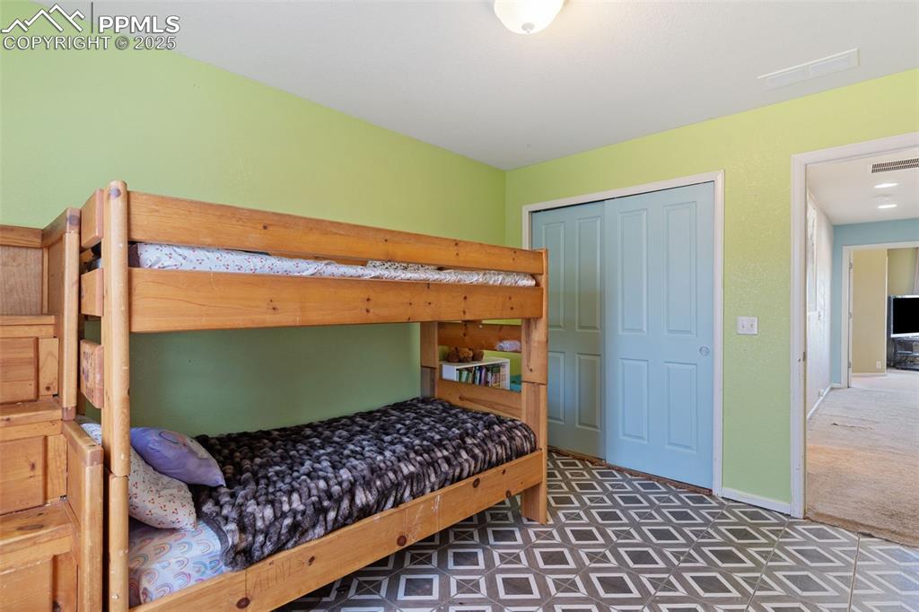 Image 26 of 27: Bedroom