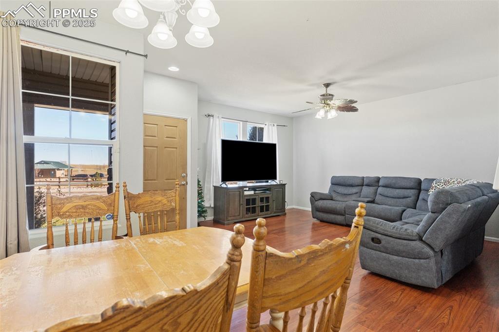 Image 8 of 27: Dining Area