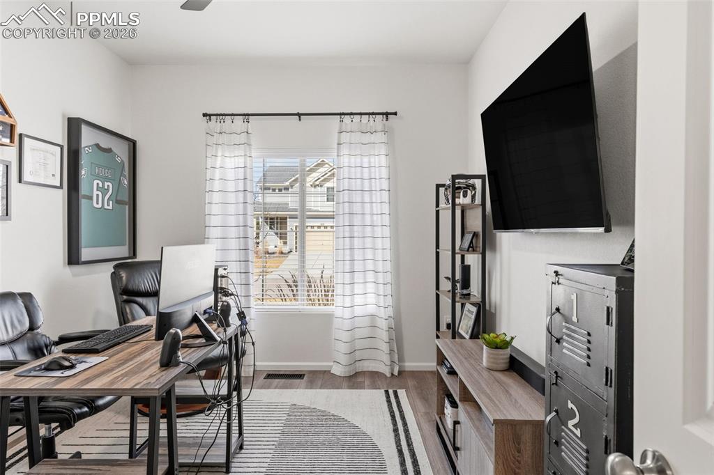 Image 15 of 30: Bedroom