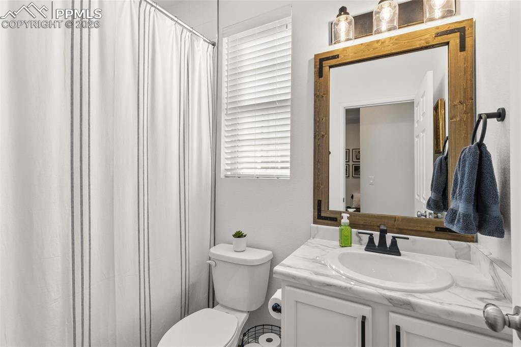 Image 16 of 30: Bathroom